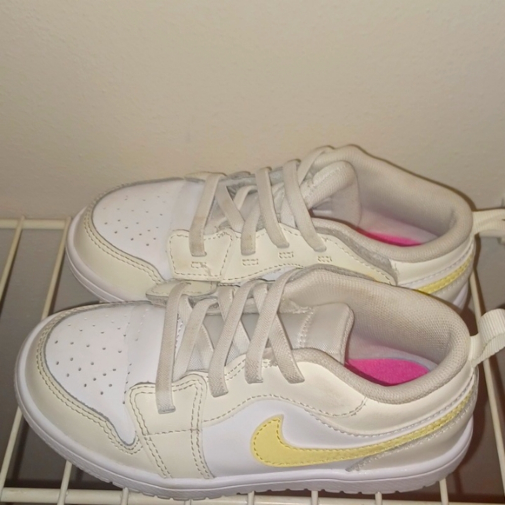 Kids jordan's 1 low
